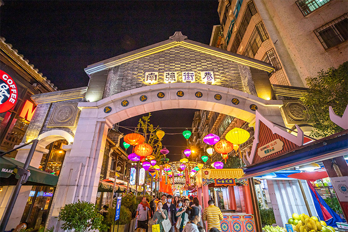 如何用燈光亮化打造出絢麗多彩的商業(yè)街夜景？