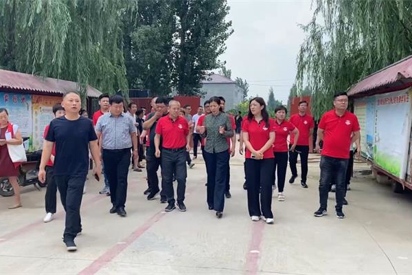 明亮照明總經(jīng)理與安陽(yáng)市內黃縣政府副縣長(cháng)李紅霞合影