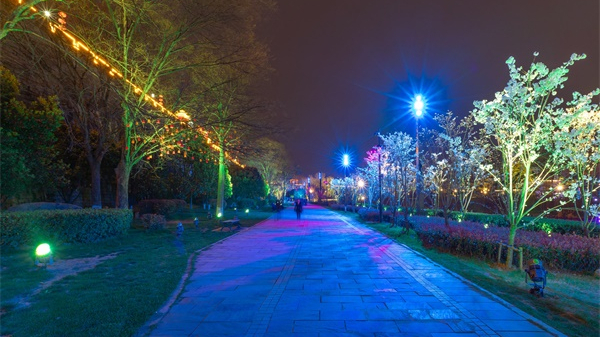 城市廣場(chǎng)夜景照明能夠體現時(shí)代特色