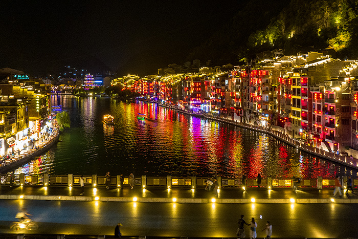 淡季客流暴漲！景區亮化后，游客深夜排隊不愿走...