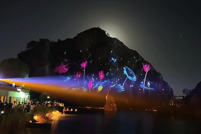 亮化讓山成焦點(diǎn)，無(wú)光讓景變背景，游客選擇早有答案