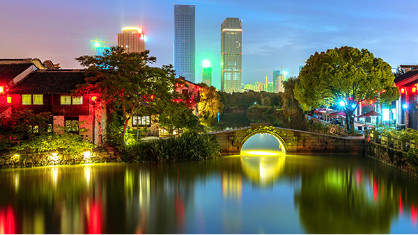 景觀(guān)燈這樣在戶(hù)外夜景亮化工程中應用才能凸顯高級感