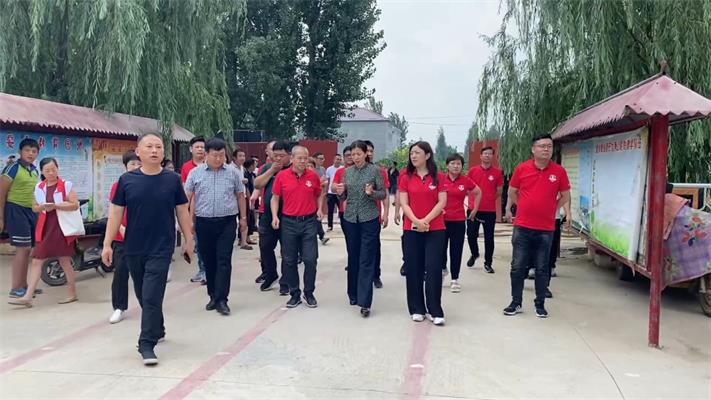 洪水顯大愛(ài)！明亮照明總經(jīng)理、河南牛商匯會(huì )長(cháng)荊明慧攜牛商馳援安陽(yáng)