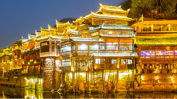 如何用燈光設計來(lái)塑造古建筑的夜間形象？