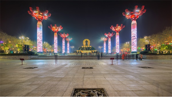紀念性廣場(chǎng)亮化能夠彰顯廣場(chǎng)的嚴肅性和文化內涵