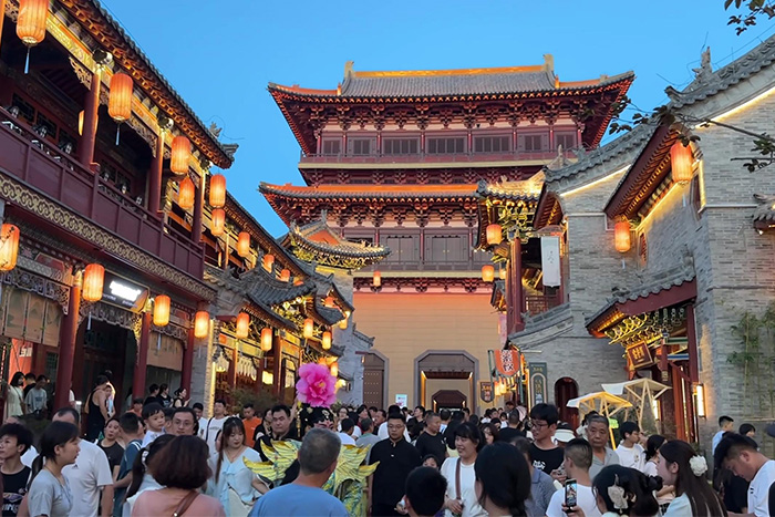 游客抱怨“晚上沒(méi)活動(dòng)”？亮化讓景區夜晚變成“歡樂(lè )不打烊”的樂(lè )園?